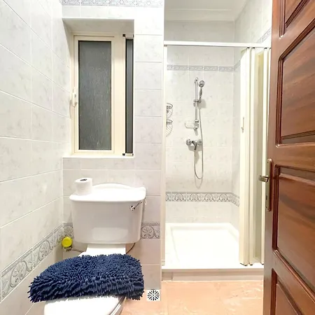 Charming Coastal In Cosmopolitan Apartment *